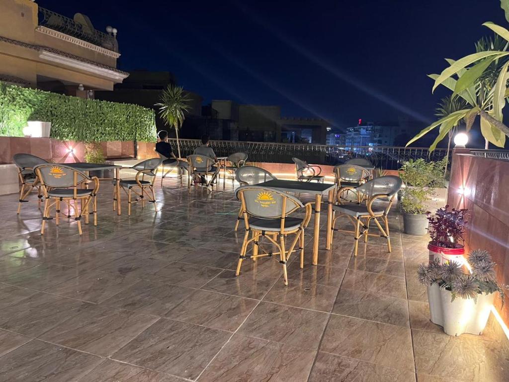 Een restaurant of ander eetgelegenheid bij Sol pyramids view Inn