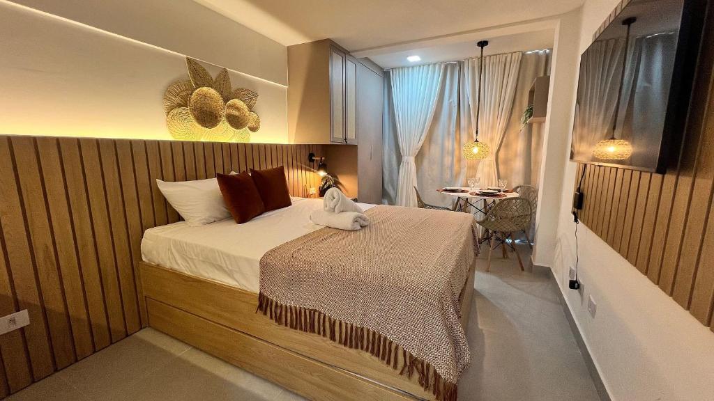 a bedroom with a bed and a table in it at Flats no Nixxus Residence (Flats da Elena) in Porto De Galinhas