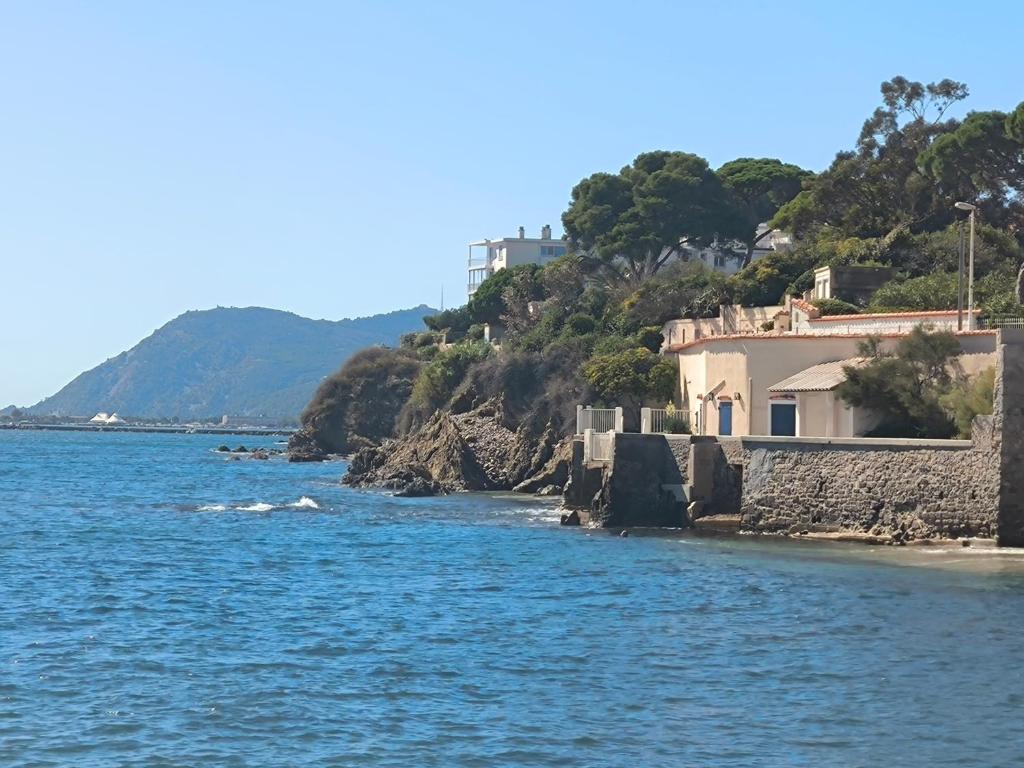 a house on the shore of a body of water at Les 2 Rives in Toulon