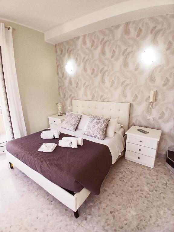 a bedroom with a bed with two towels on it at affittacamere da Fenix in Tivoli