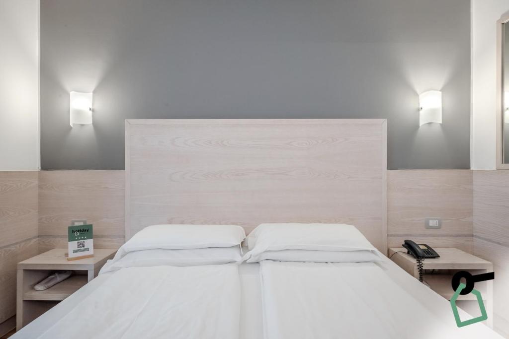 Postel nebo postele na pokoji v ubytování HOTIDAY Room Collection - Torbole