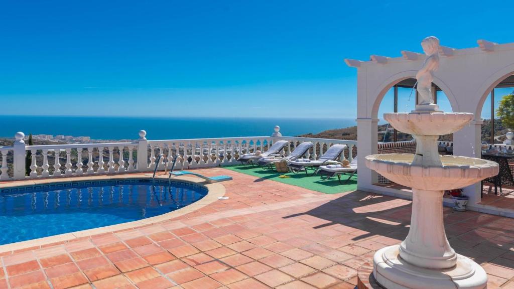 Bazén v ubytování Villa Universal Beauty Resort Torrox by Ruralidays nebo v jeho okolí