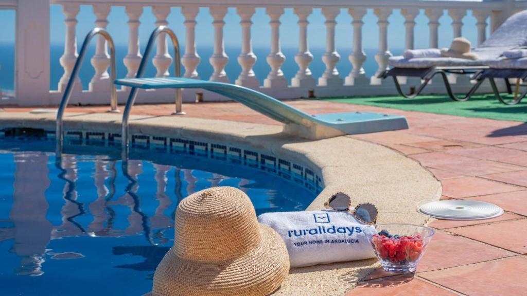 Bazén v ubytování Villa Universal Beauty Resort Torrox by Ruralidays nebo v jeho okolí
