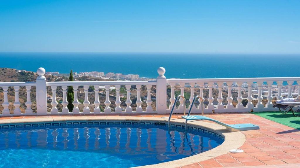 Bazén v ubytování Villa Universal Beauty Resort Torrox by Ruralidays nebo v jeho okolí