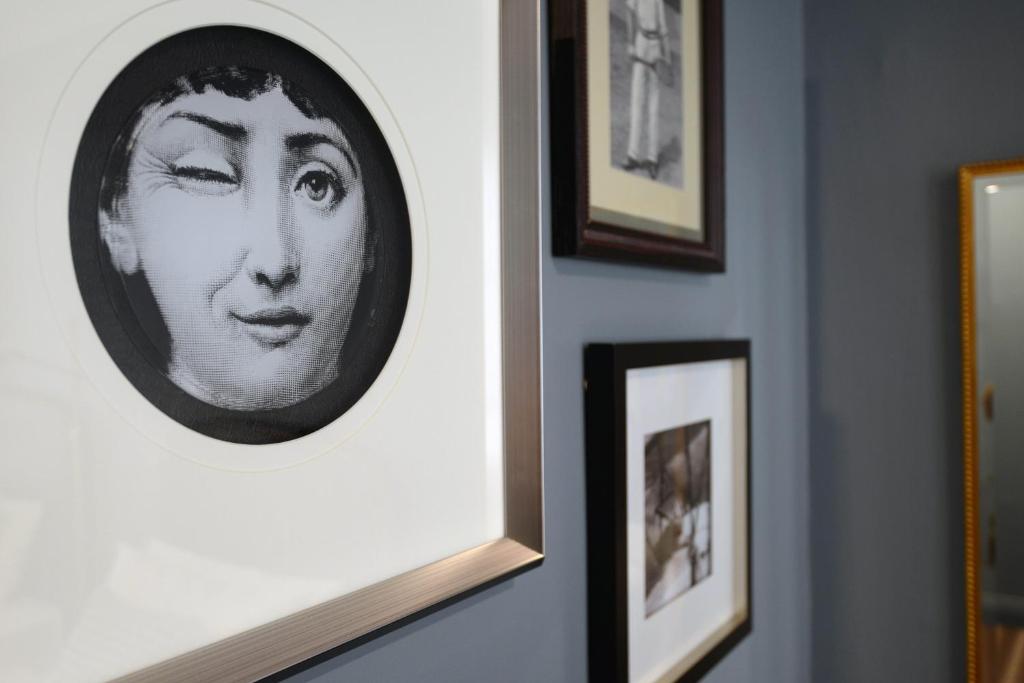 una foto en blanco y negro de una mujer en una pared en The Maisonette, en Sídney