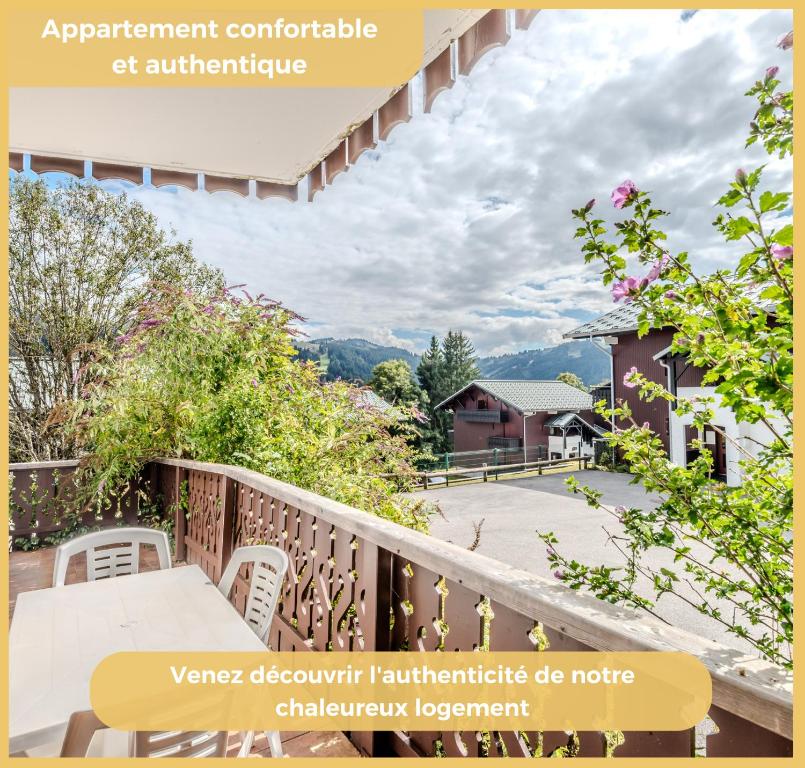 einen Blick vom Balkon eines Hauses mit einem Tisch und Stühlen in der Unterkunft La ferme I T2 I Les Gets in Les Gets