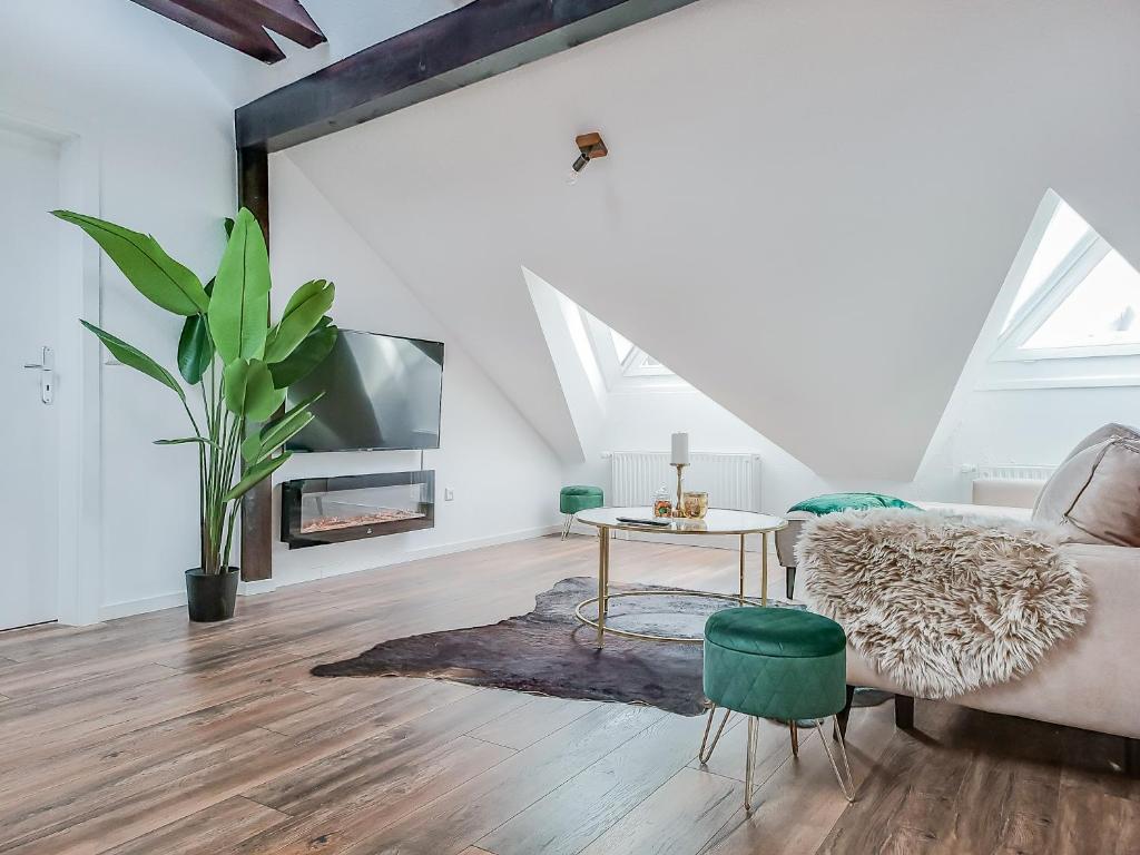 un salon avec un canapé et une table dans l'établissement Altstadtflair in der Fußgängerzone mit Parkplatz und Home Office, à Brunswick