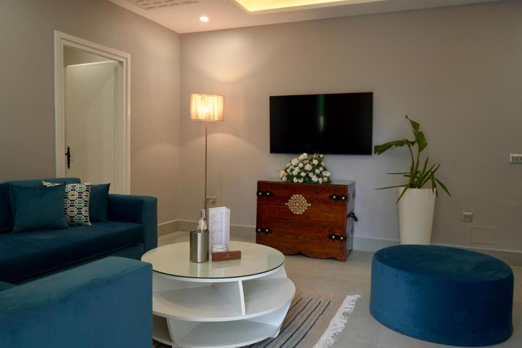 TV a/nebo společenská místnost v ubytování Suites Hôtel Les Charmilles & Spa