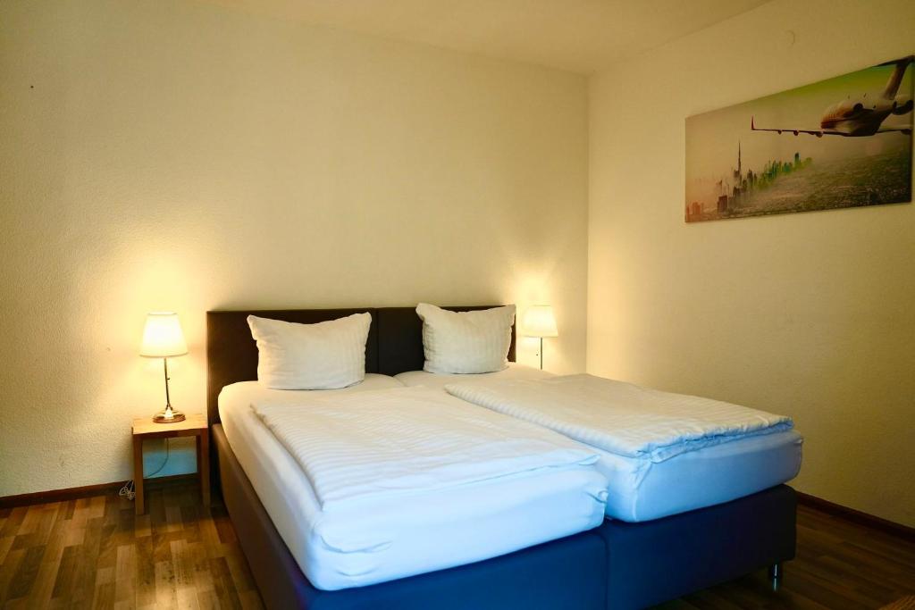 Postel nebo postele na pokoji v ubytování Burghotel Lörrach