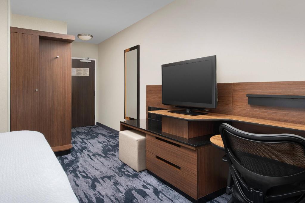 TV a/nebo společenská místnost v ubytování Fairfield Inn & Suites Baltimore BWI Airport