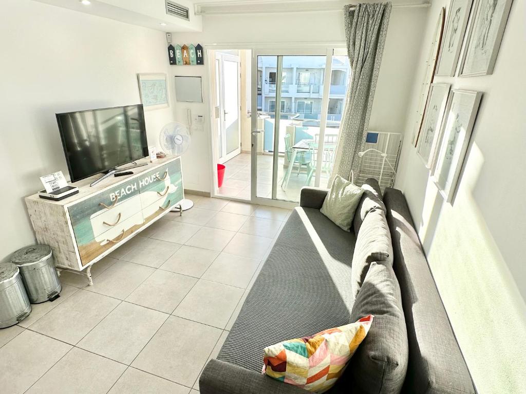 Televízia a/alebo spoločenská miestnosť v ubytovaní Canelita con piscina, soleada terraza amplia wifi y parking