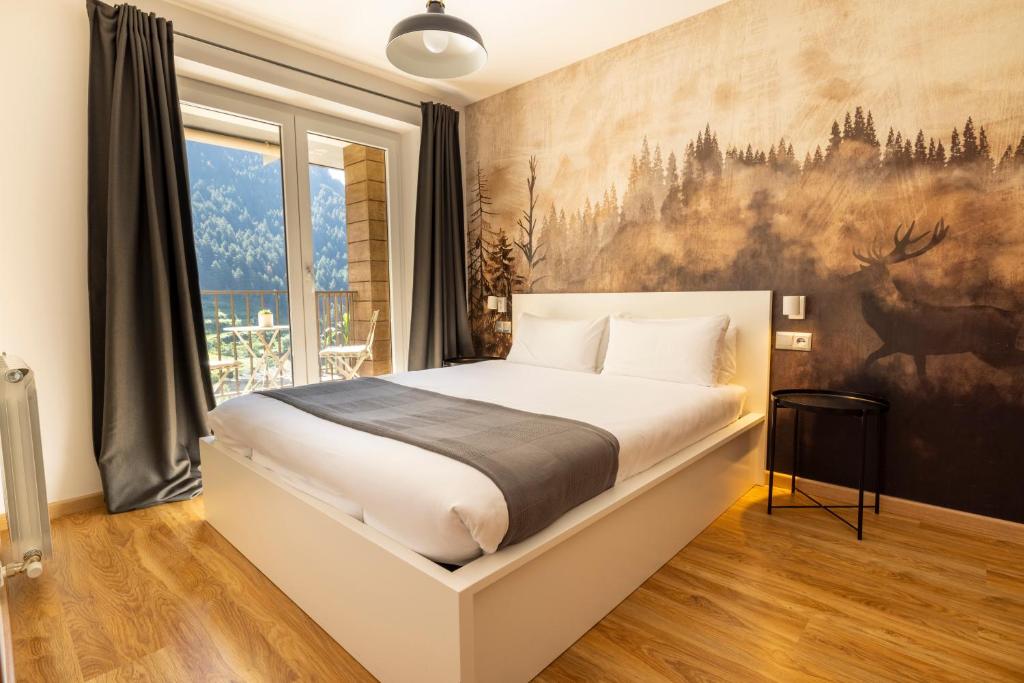 a bedroom with a bed with a painting on the wall at TOP Vistas Al Valle Arinsal - 6PAX - A Pie De Pistas & ESQUÍ - Free Parking l by BonesVacances in Arinsal