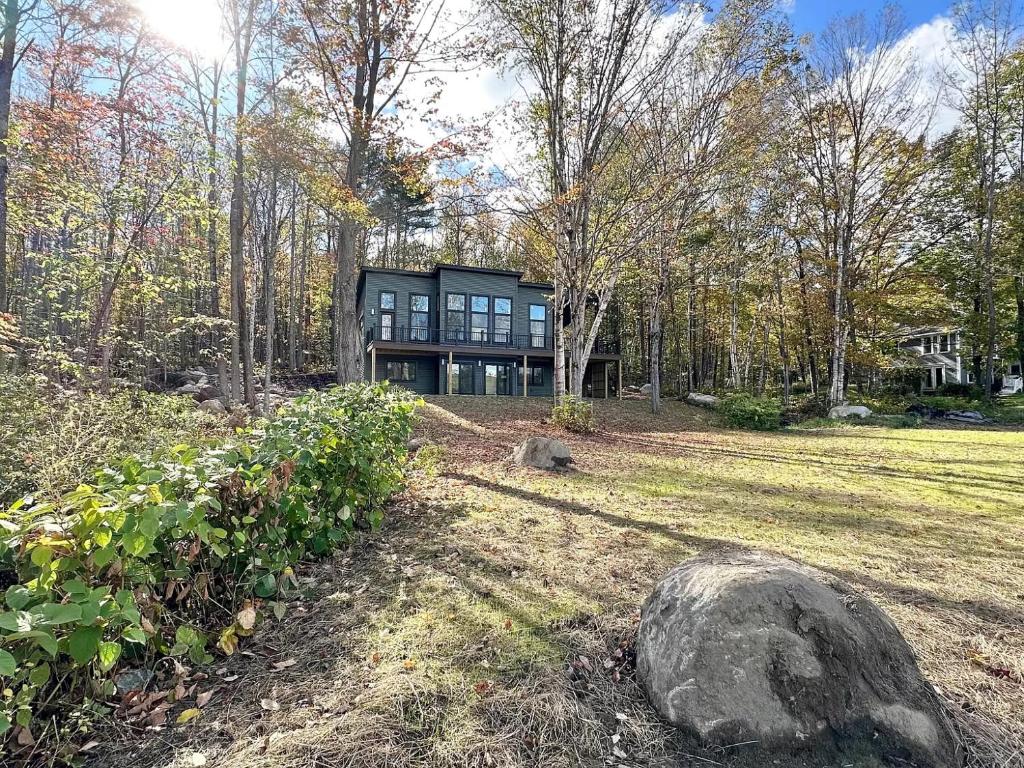 Κήπος έξω από το Tranquil Waters - Modern Lakefront Haven with Hot Tub - Explore, Relax, and Recharge! Close to UMF!