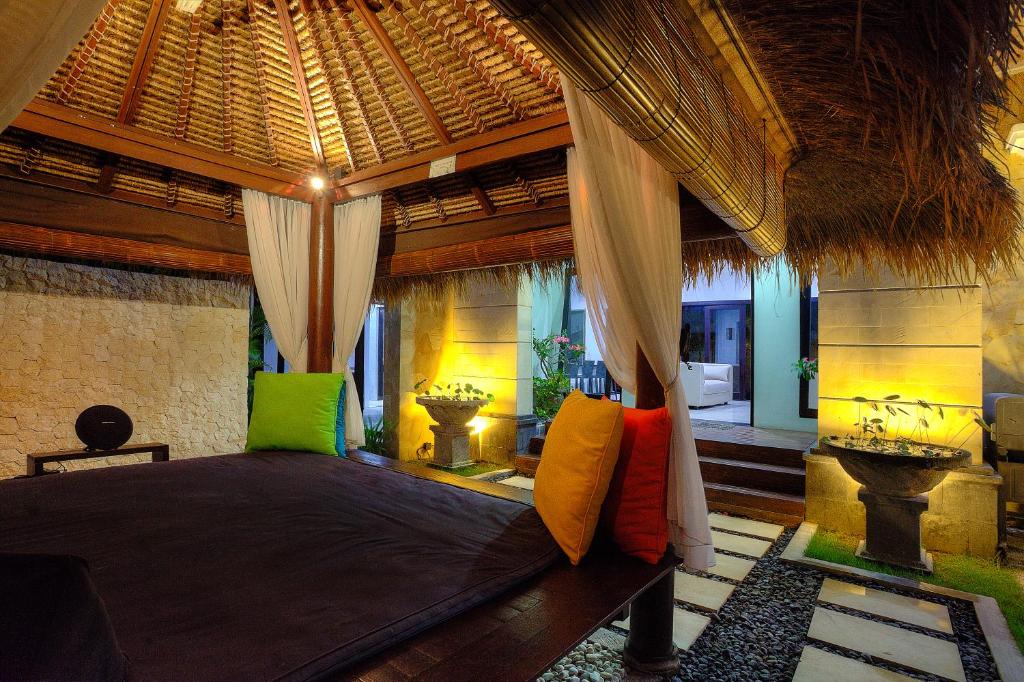 um quarto com uma cama grande num resort em Kedis Bali Villa em Kuta