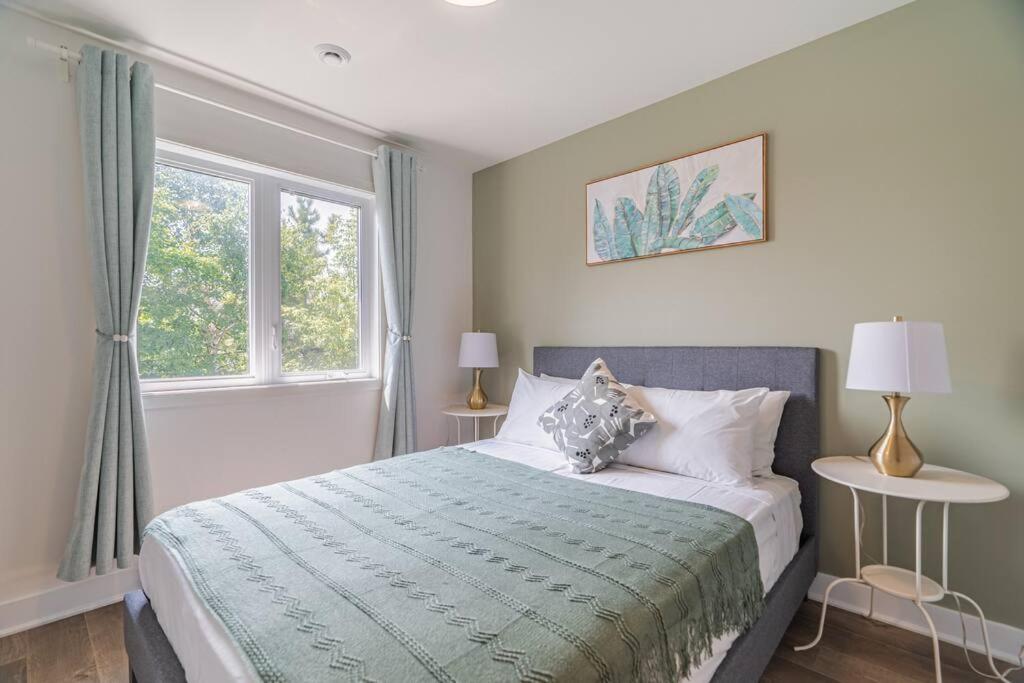 Postel nebo postele na pokoji v ubytování Morden tasteful 3BR Condo Getaway Free Parking