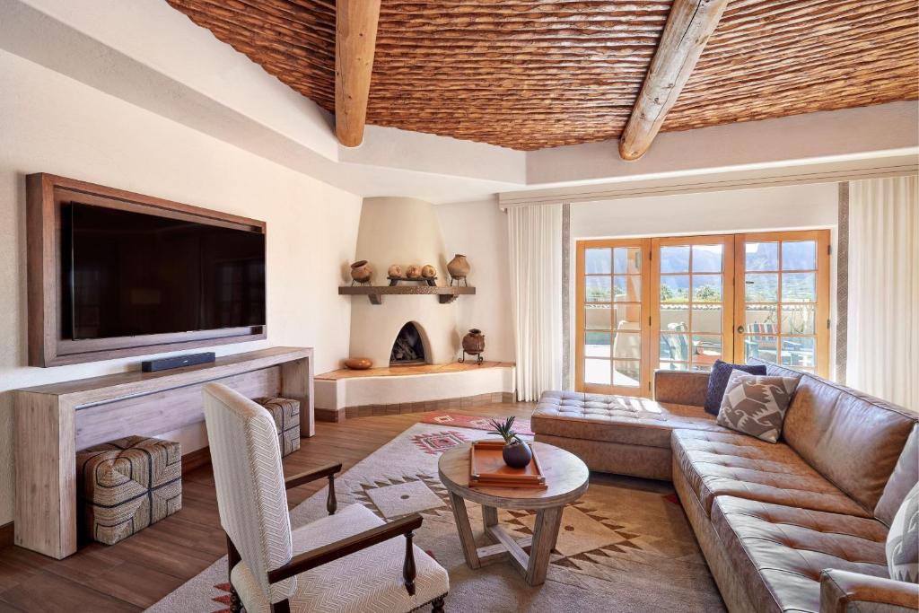 TV a/nebo společenská místnost v ubytování JW Marriott Scottsdale Camelback Inn Resort & Spa