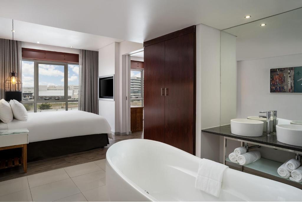 Protea Hotel by Marriott O R Tambo Airport - King Suite Met één Slaapkamer