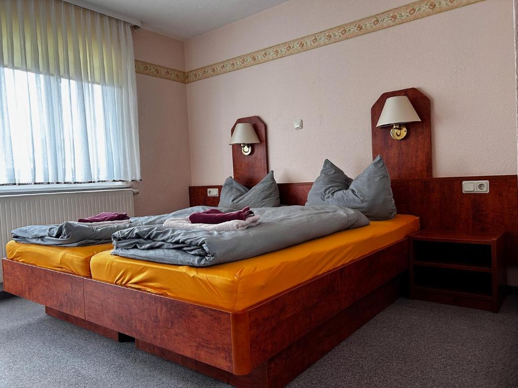 Postel nebo postele na pokoji v ubytování Pension FAULPELZ - Doppelzimmer mit Bad