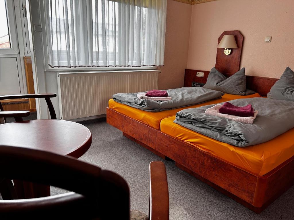 Postel nebo postele na pokoji v ubytování Pension FAULPELZ - Doppelzimmer mit Bad