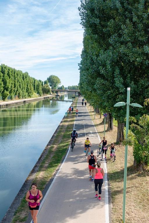 - un groupe de personnes à vélo sur un sentier à côté d'une rivière dans l'établissement Cozy cottage Paris Suburb!, à Bobigny