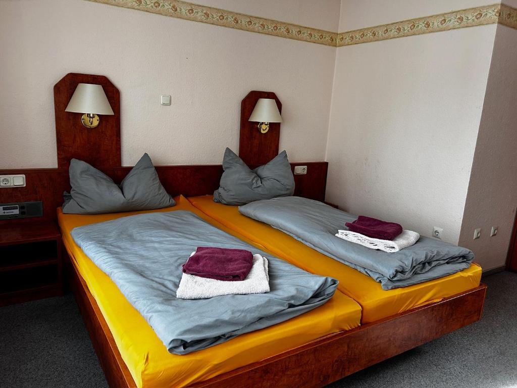 Postel nebo postele na pokoji v ubytování Pension FAULPELZ - Doppelzimmer mit Bad
