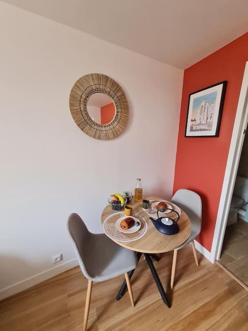 une salle à manger avec une table et deux chaises dans l'établissement Studio cosy et fonctionnel, à Beauvais