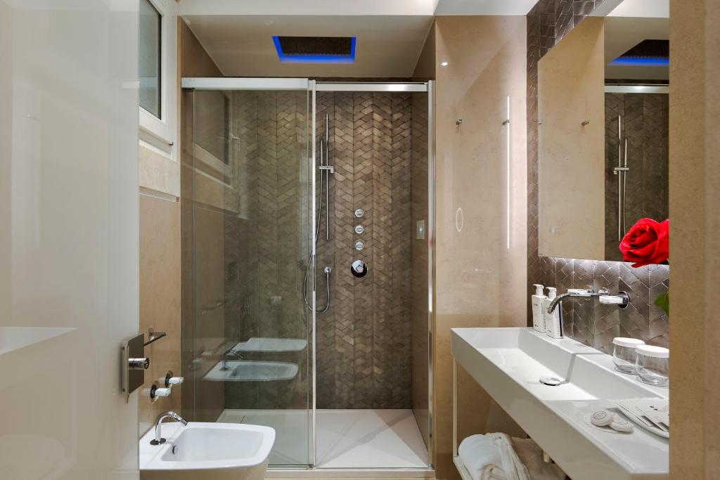 Koupelna v ubytování Maniace Boutique Hotel Ortigia | UNA Esperienze