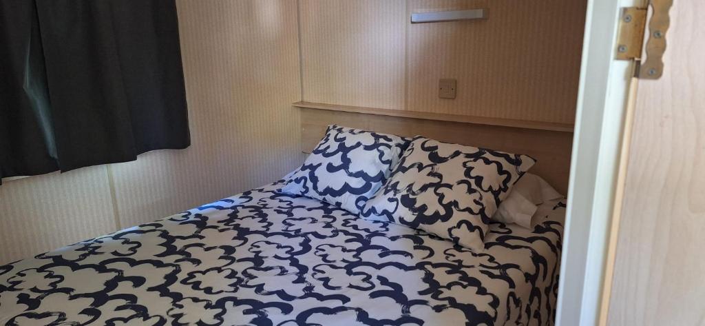 Łóżko lub łóżka w pokoju w obiekcie CAMPING RIANXO