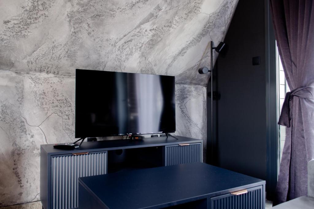 TV a/nebo společenská místnost v ubytování Kremna Concept