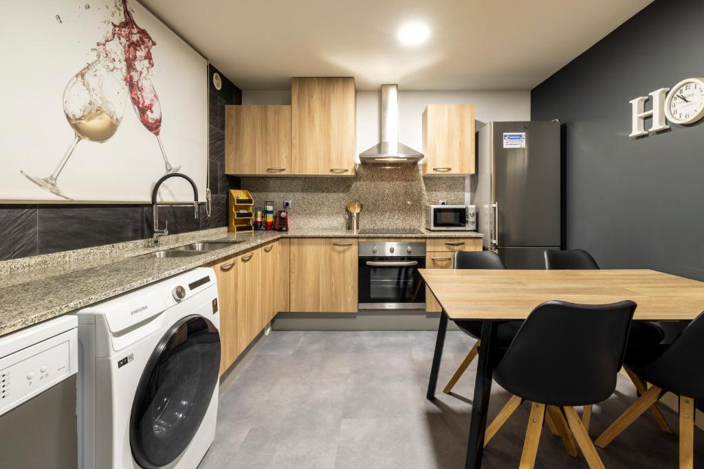 Kuchyň nebo kuchyňský kout v ubytování Terraza con Increibles Vistas Para 6 adultos y 2 extra niño - 3 habitaciones - 2 baños - ARINSAL - FREE PARKING l by BonesVacances