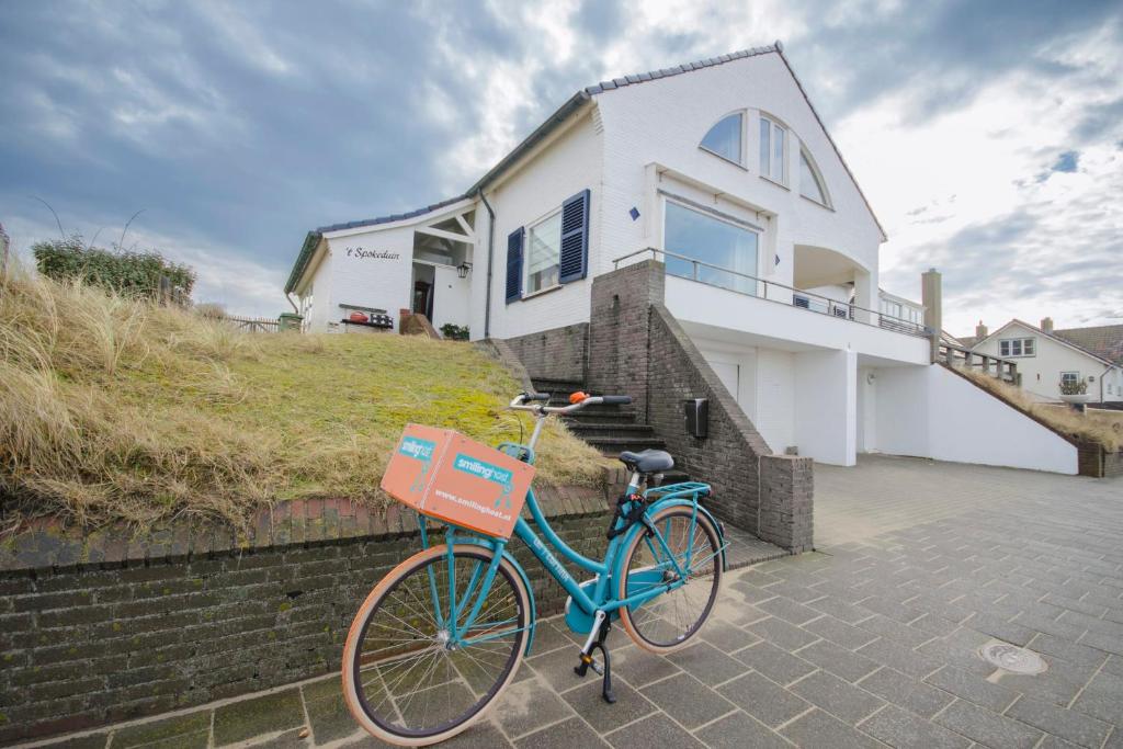 ザントフォールトにあるVilla 't Spokeduinの家の前に停められた青い自転車