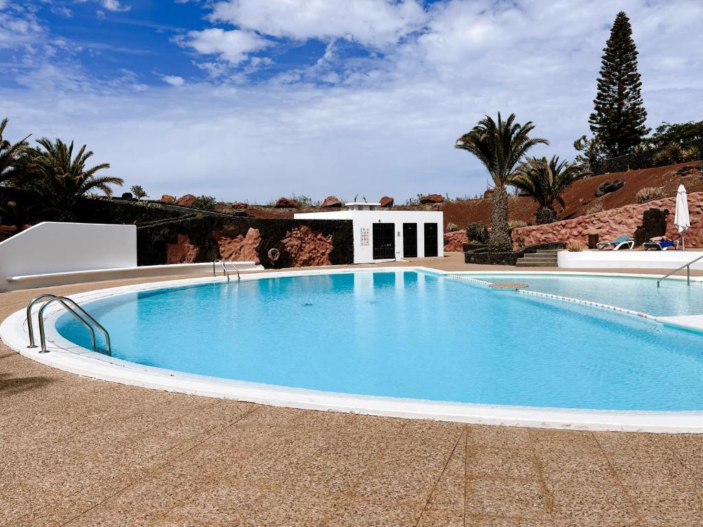 a large swimming pool in the middle of a yard at Casa Buna Colorada in Playa Blanca