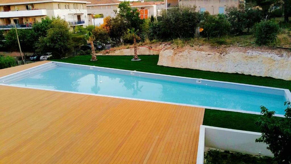 une vue aérienne d'une piscine dans un immeuble dans l'établissement Appartement Aix en Provence - la Duranne Piscine Parking Privé Dernier Etage, à Aix-en-Provence