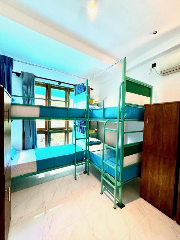 Postel nebo postele na pokoji v ubytování Downtown Hostels Mirissa