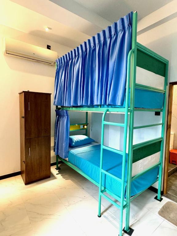 Postel nebo postele na pokoji v ubytování Downtown Hostels Mirissa
