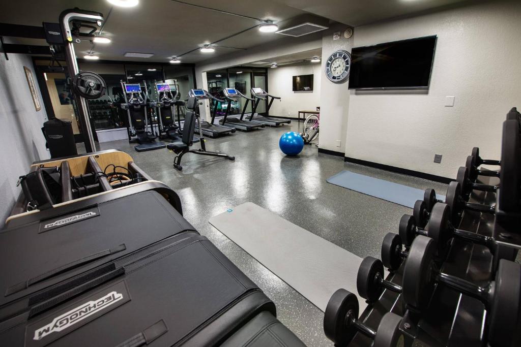 Fitness centrum a/nebo fitness zařízení v ubytování MOXY Phoenix Tempe/ASU Area