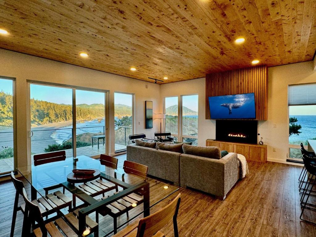 TV a/nebo společenská místnost v ubytování The Cove at Port Orford - 5 Ocean Front Suites