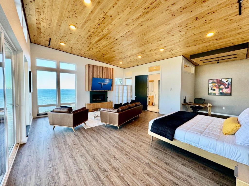 TV a/nebo společenská místnost v ubytování The Cove at Port Orford - 5 Ocean Front Suites