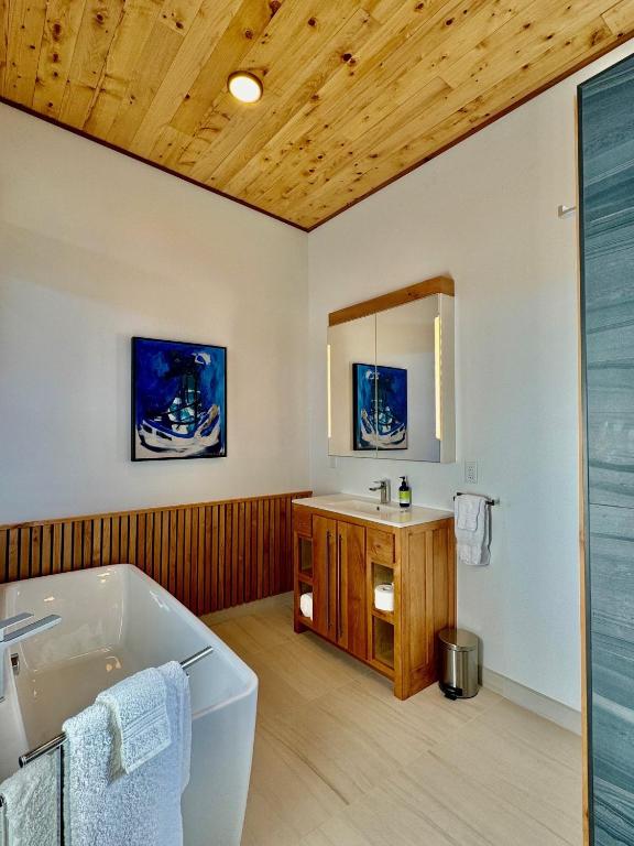TV a/nebo společenská místnost v ubytování The Cove at Port Orford - 5 Ocean Front Suites