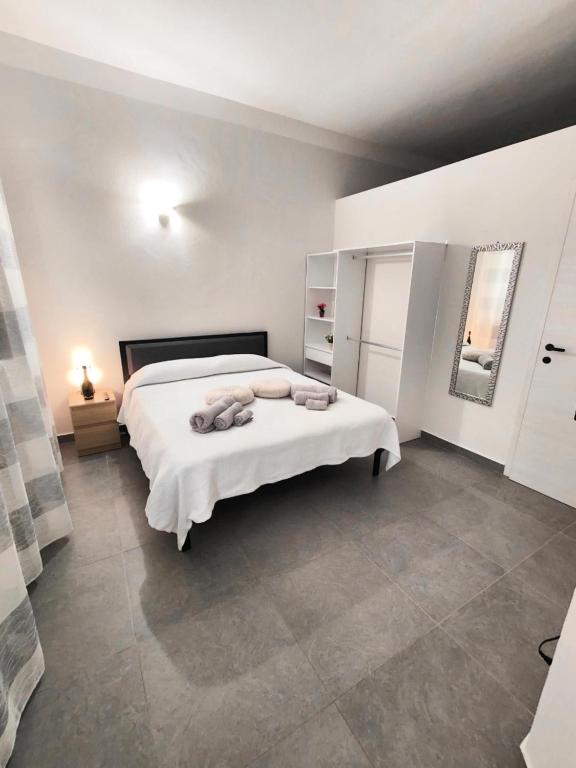 a bedroom with a large white bed in a room at Central Station Apartments - Managed by Silvio in Vercelli