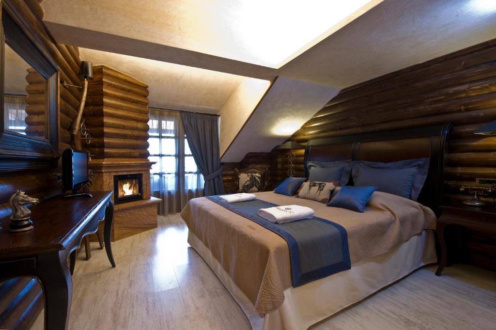 Postel nebo postele na pokoji v ubytování AROMA DRYOS SPA & ECO Hotel