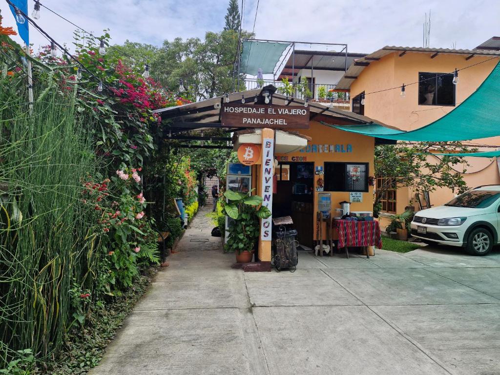 パナハチェルにあるオスペアヘ エル ヴィアヘロの歩道脇に看板のある店
