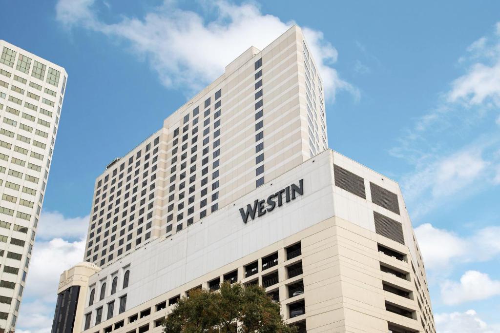 Ein Gebäude mit den Worten Westin darauf in der Unterkunft The Westin New Orleans in New Orleans
