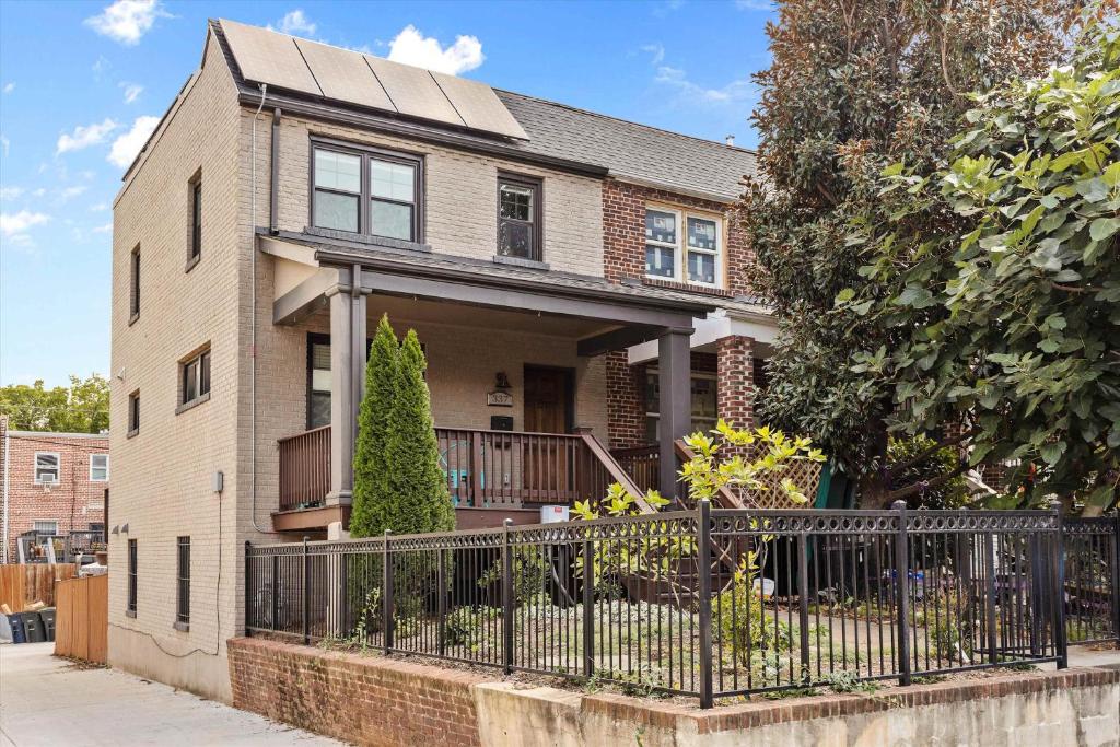 华盛顿Entire 3-BR Row House in Peaceful Kingman Park DC的相册照片