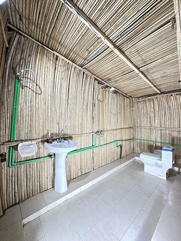 een badkamer met wastafel en toilet bij Wahiba Bedouin Rustic Camp in Muntarib