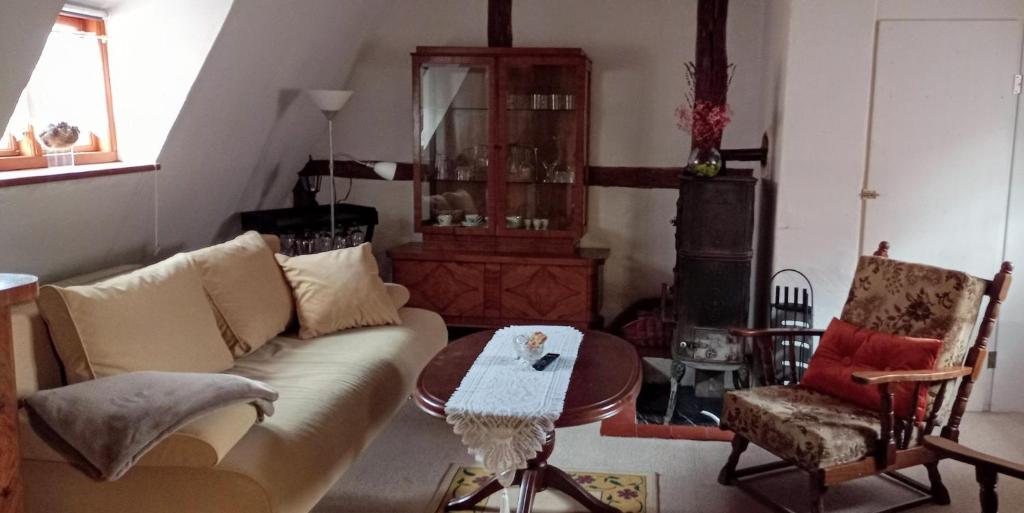 een woonkamer met een bank en een tafel bij Augustinern 26 in Quedlinburg