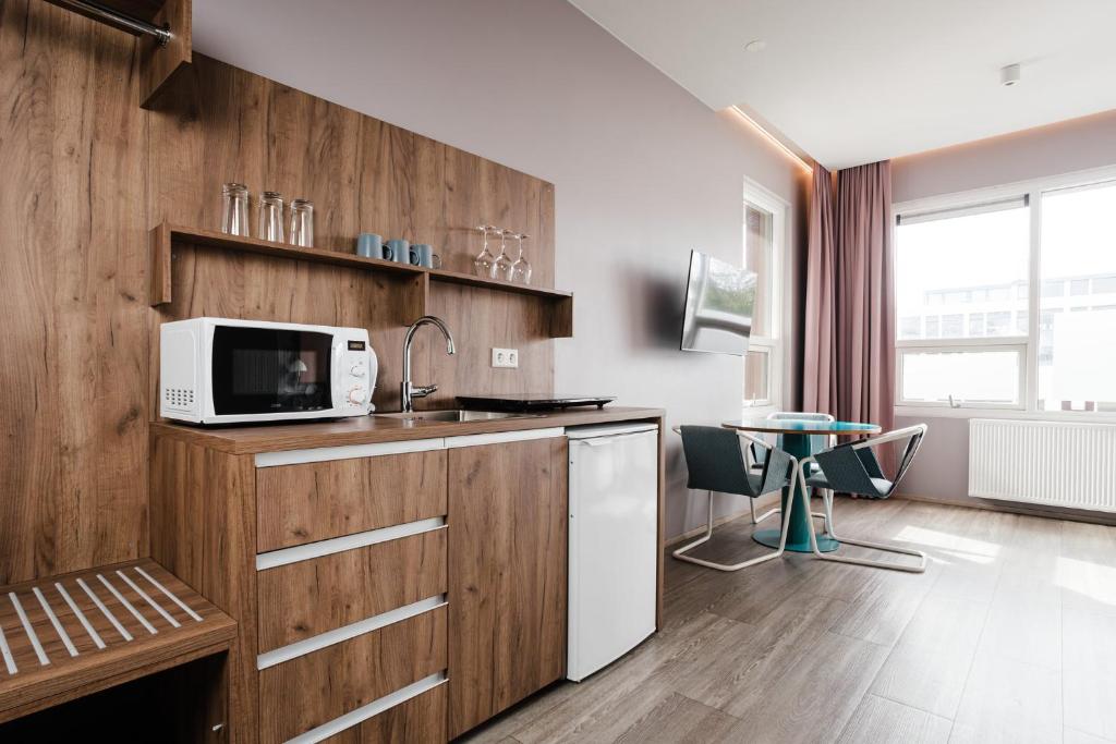 Kuchyň nebo kuchyňský kout v ubytování ODDSSON Midtown Hotel
