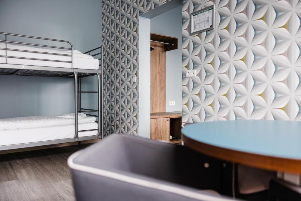 Postel nebo postele na pokoji v ubytování ODDSSON Midtown Hotel