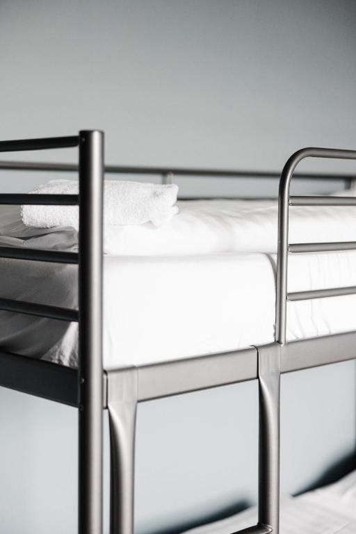 Postel nebo postele na pokoji v ubytování ODDSSON Midtown Hotel