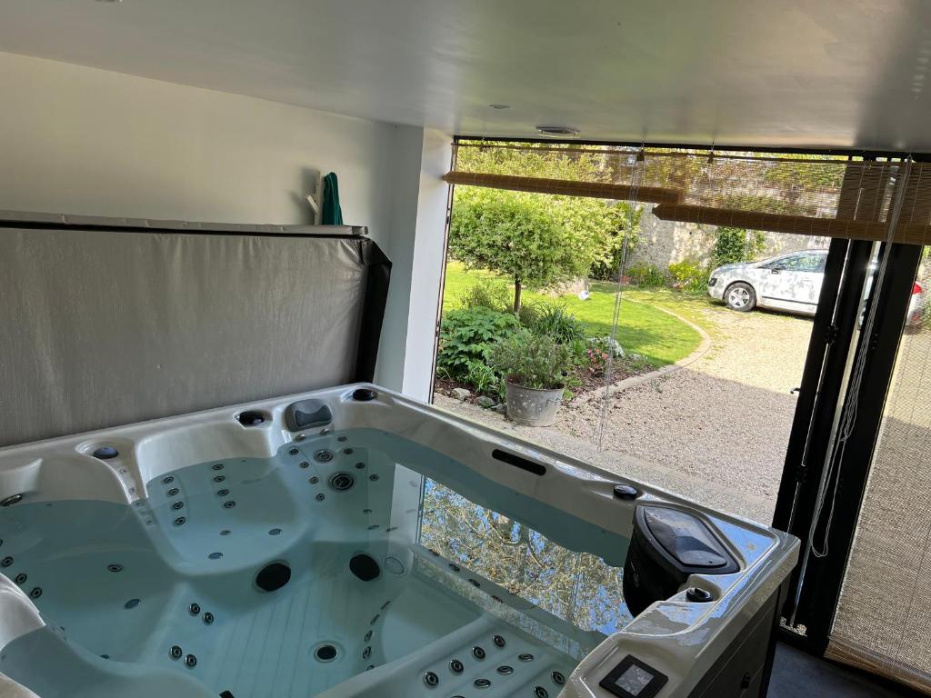 a sink in a room with a view of a window at Maison cosy avec jacuzzi privatif proche Reims in Braine